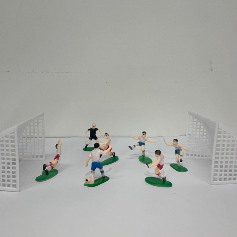 שחקני כדורגל עם שערים